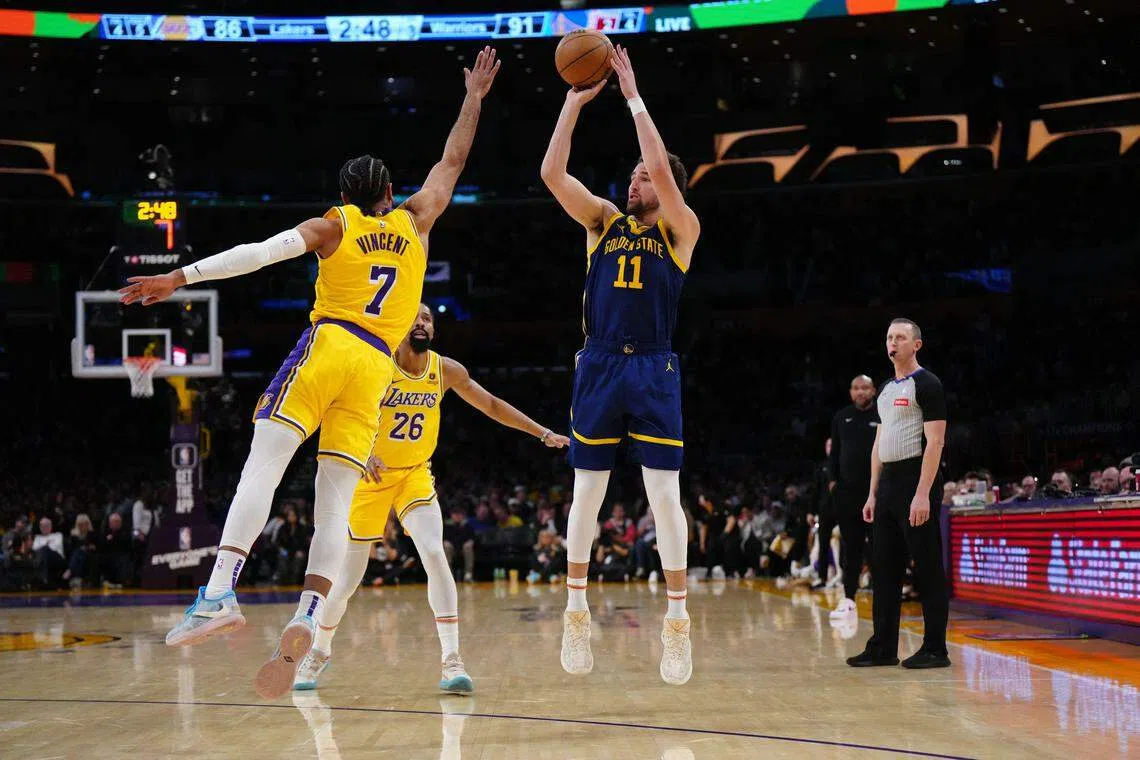 勇士球星汤普森（11号）在对垒湖人的胜仗中投进五个三分球。（路透社）