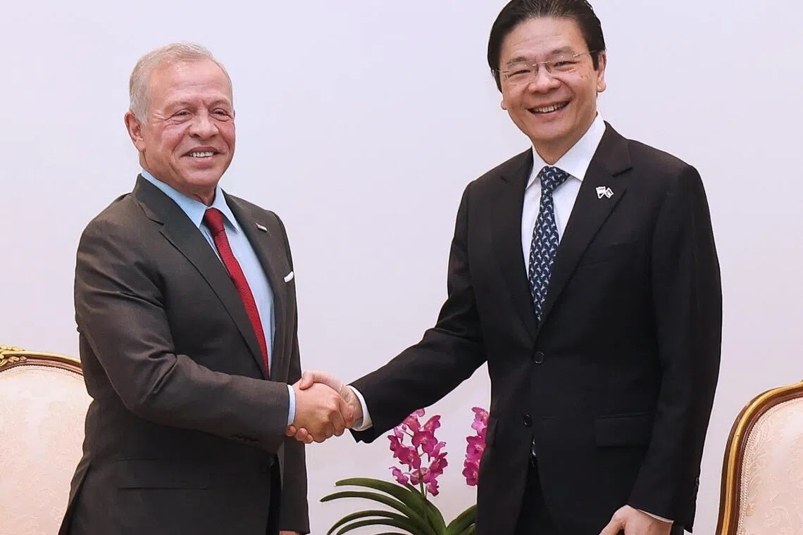 黄循财总理（右）星期五（11月14日）与到访的约旦国王阿卜杜拉二世会面。两人重新肯定新约稳固的双边伙伴关系，并讨论了如何加强两国对教育、职业训练、促进投资，以及绿色能源等方面的合作。（数码发展及新闻部提供）