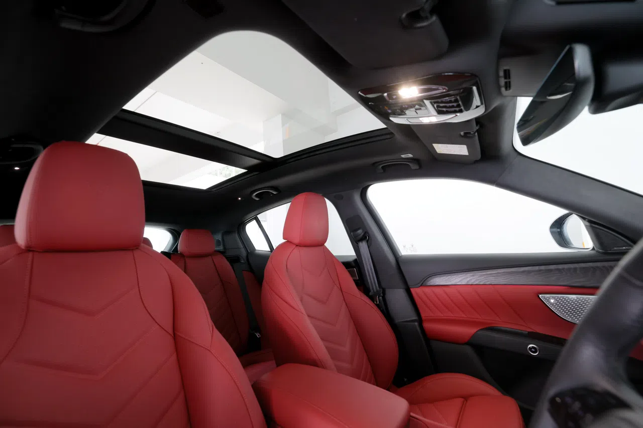 宽敞的全景天窗使车内光线充足，营造开阔通透的座舱氛围。（龙国雄摄）