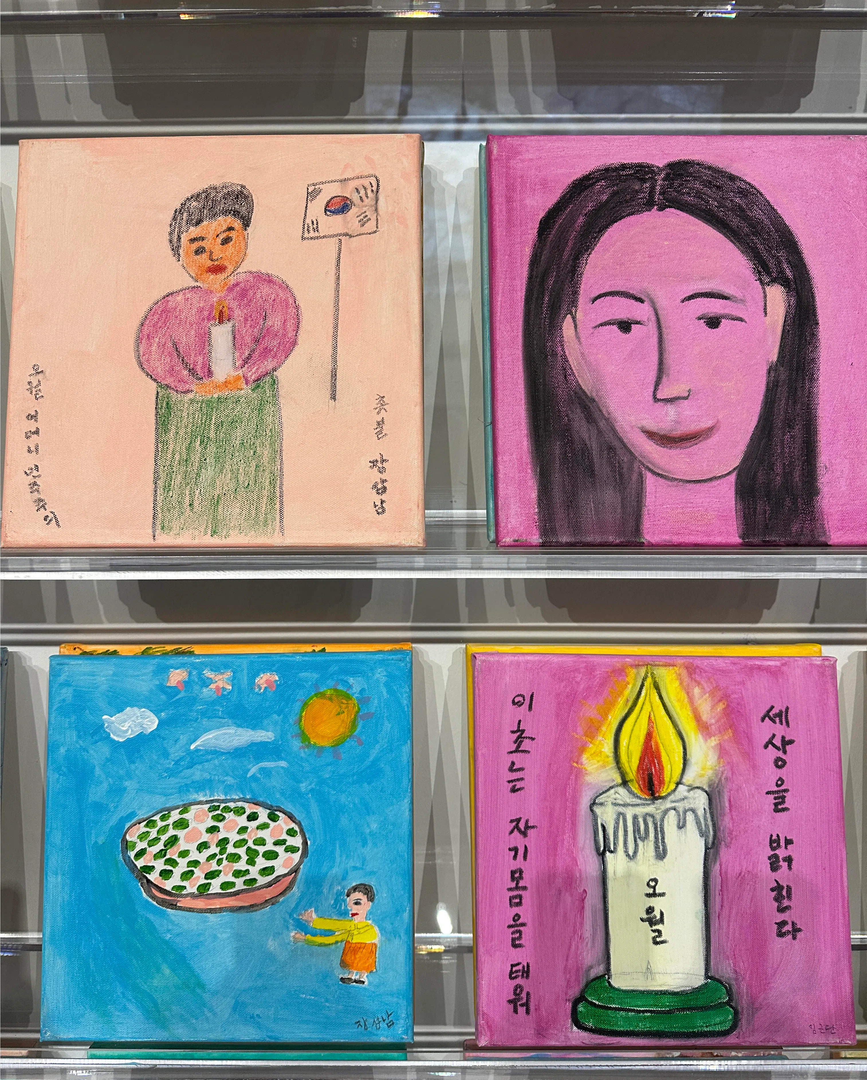 由光州民主化运动幸存者和受害者亲属组成的“五月母亲之家”社群，展出的绘画朴素动人。（黄向京摄）