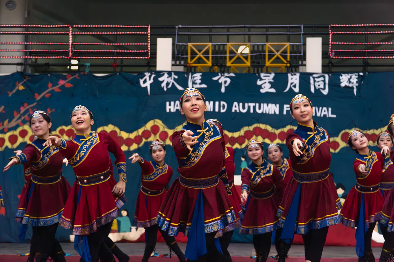 舞蹈员以优美的舞姿生动诠释了草原民族的力量与美。（简亦萱摄）