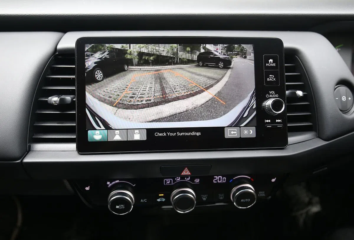 倒退车子时，9英寸中控触屏会显示周遭的状况。