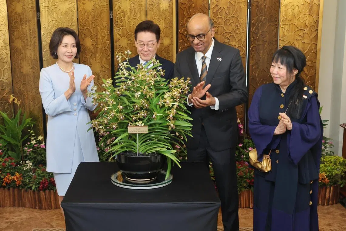 李在明（左二）是应尚达曼总统（右二）邀请，星期天（1日）起对新加坡展开三天国事访问。（唐家鸿摄）