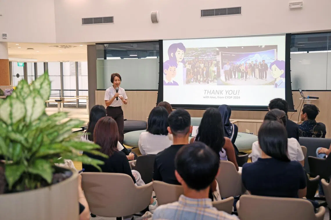 永续发展与环境部长傅海燕（站着）星期六出席青年气候行动培训计划交流活动。她指出，对抗气候变化是一项跨世代的工作，希望年轻人未来能成为各国应对这一挑战的外交力量。（陈渊庄摄）