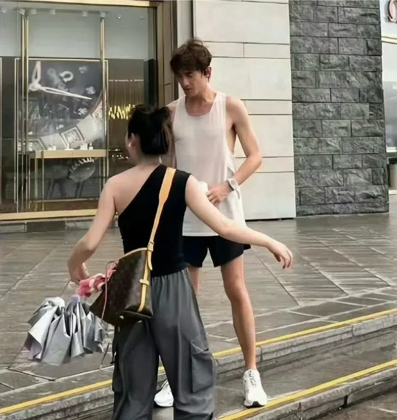 日前林更新被网民野生捕获，只见身高186公分的他瘦了不少。（互联网）