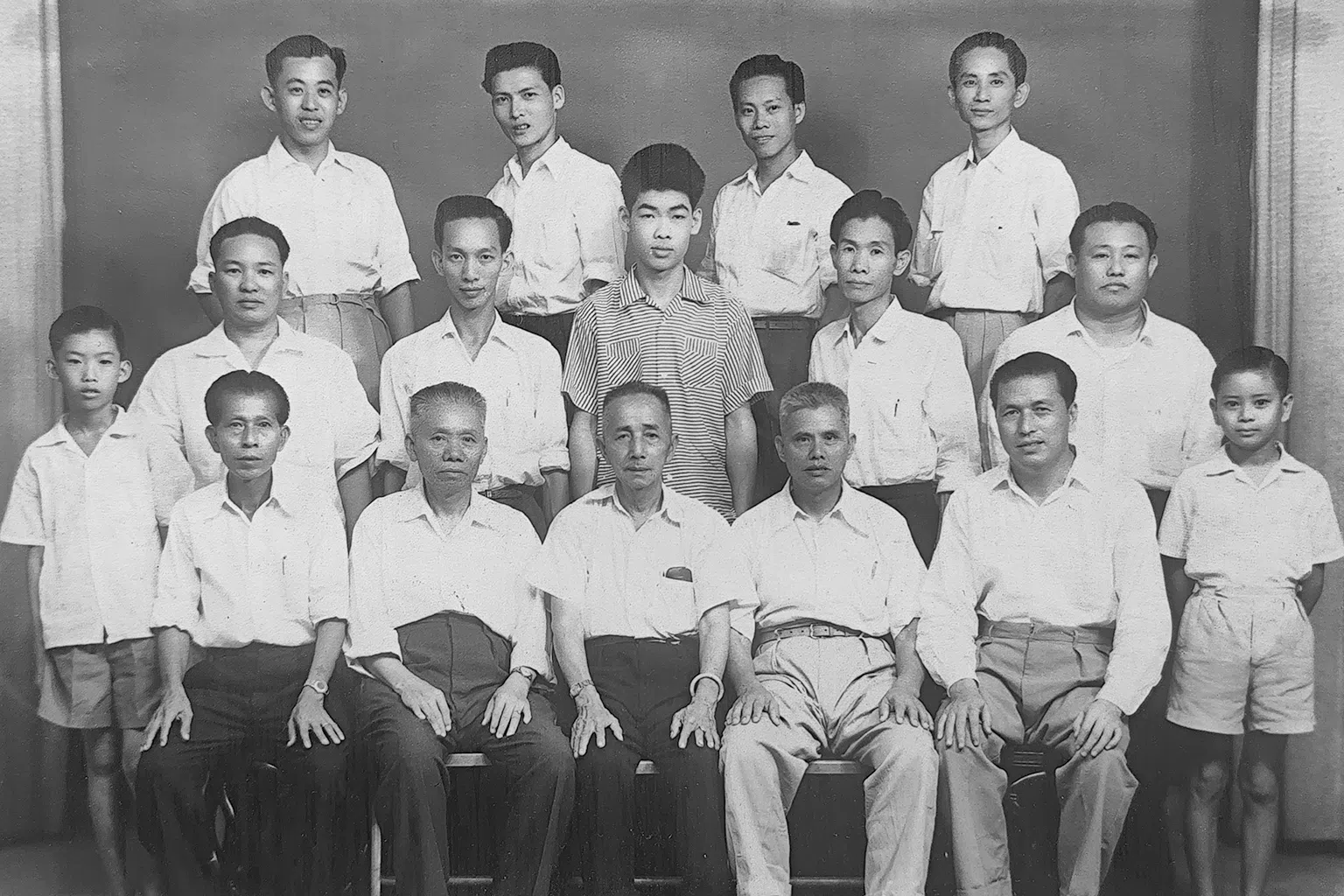 张金陵（第二排站在左三）与祖父张沉泰（第一排坐在左三）学习的一技之长，养活母亲和两名年幼的弟妹。（受访者提供）