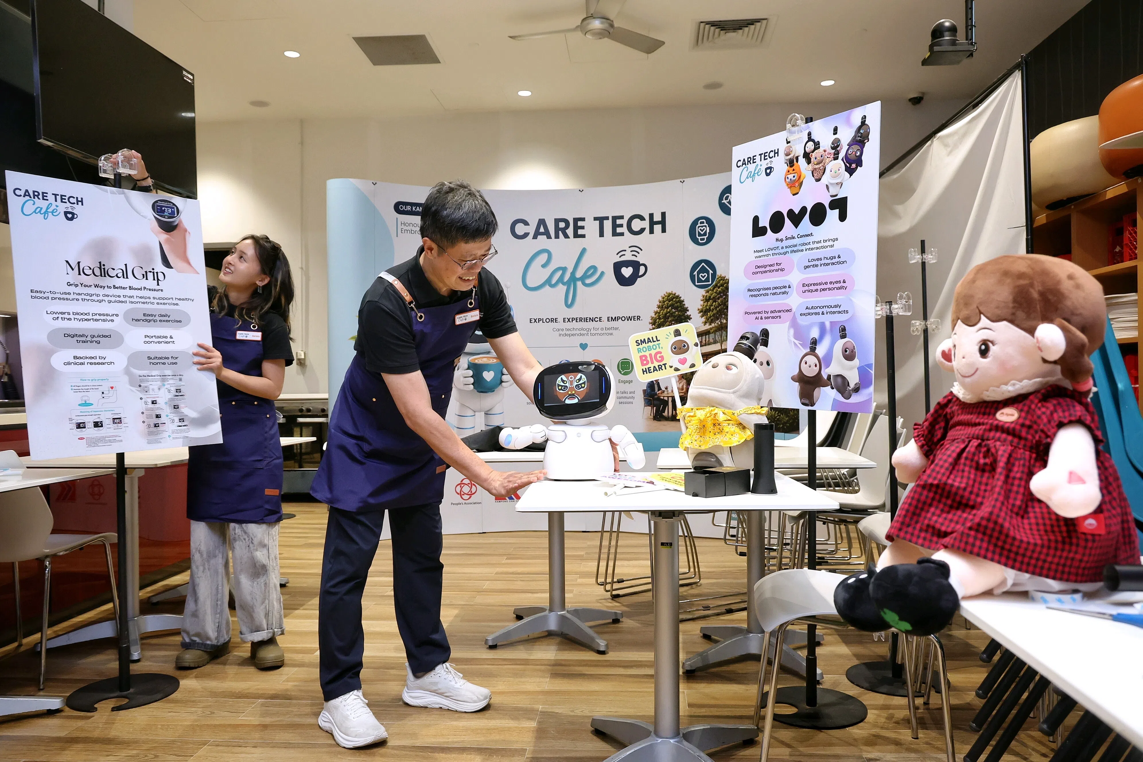 新社科大人员在勿洛心动大厦的“关爱科技Café”开幕前，做好最后的准备工作。（海峡时报）