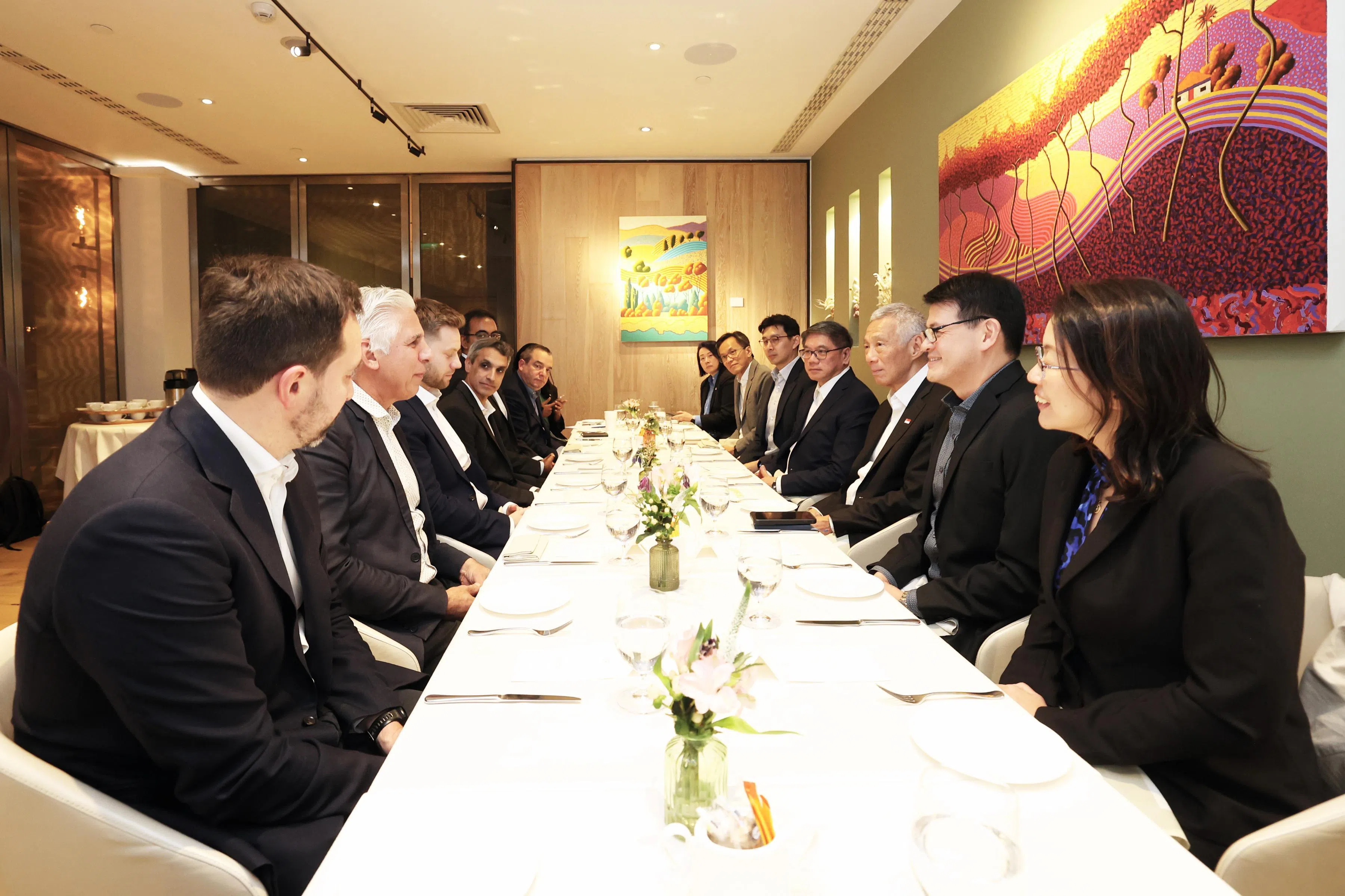 国务资政李显龙（右三）在访问伦敦期间，与英国深科技（deep tech）初创企业代表茶叙。（数码发展及新闻部提供）