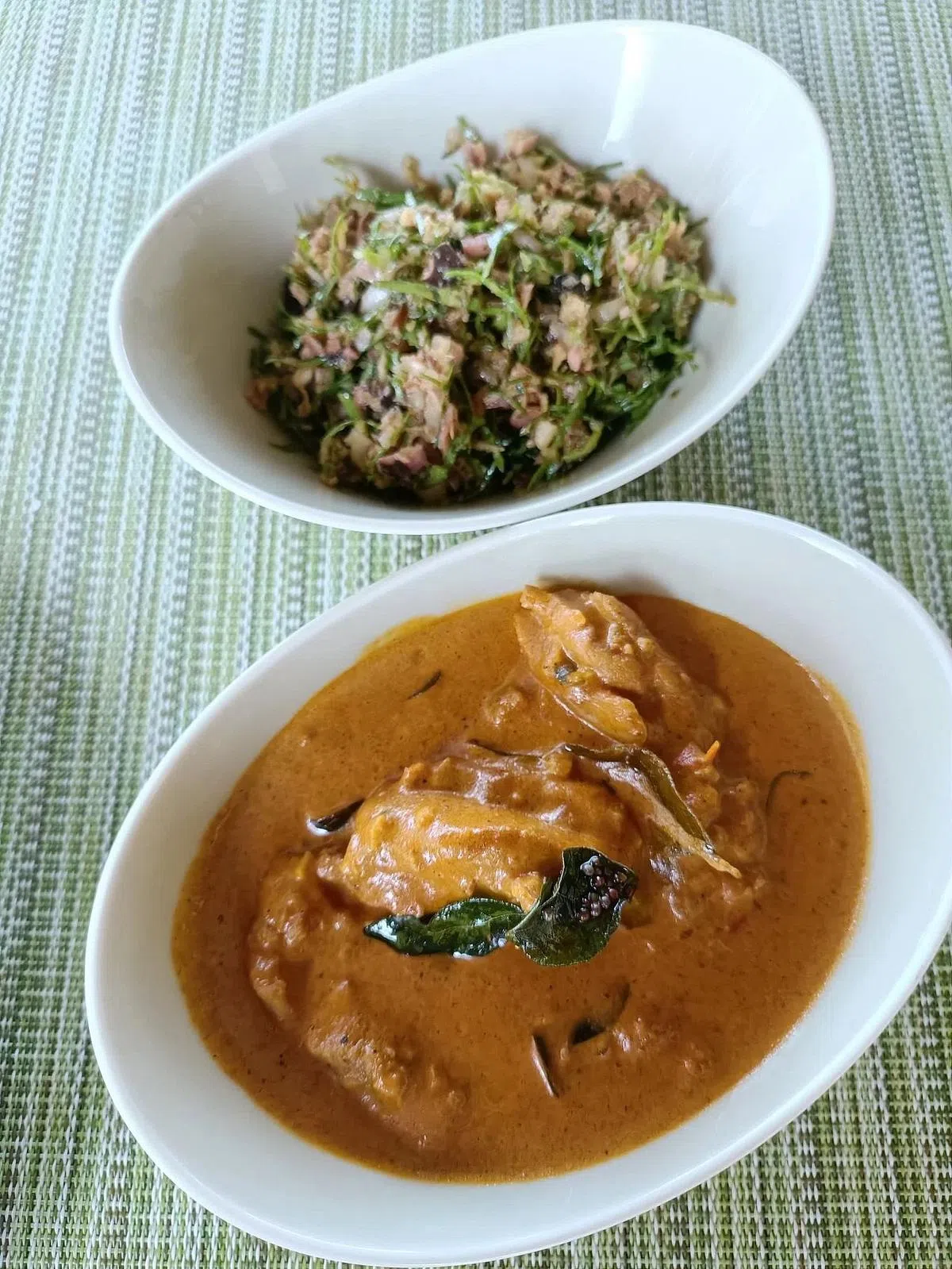 鸡肉咖喱（前）及马尔代夫人早餐吃的“沙拉”Mas huni，以金枪鱼、椰子和香料组成。（黄亿敏摄）