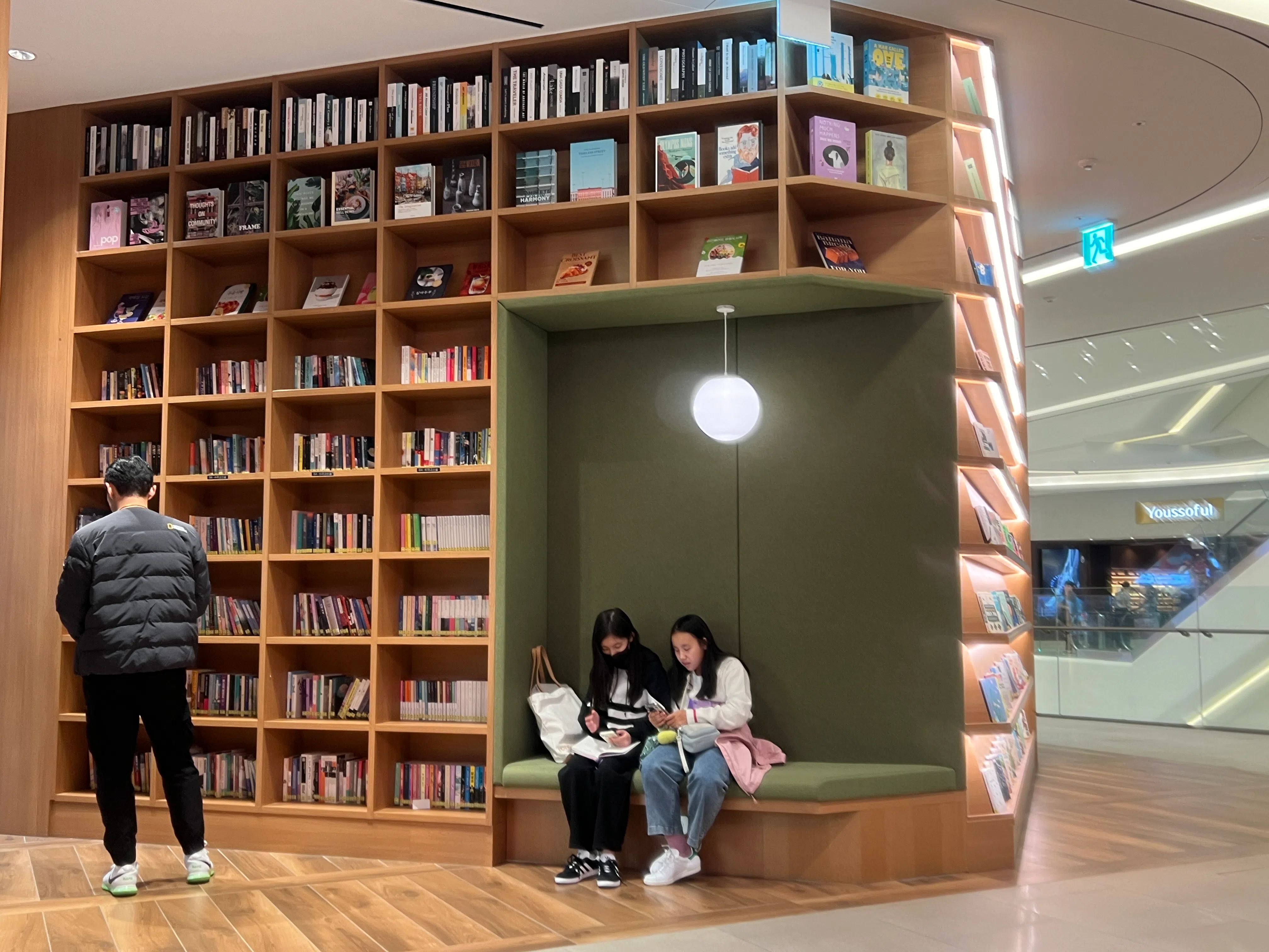 开放式图书馆里到处是能让人随意坐下看书的布置。（叶孝忠摄）