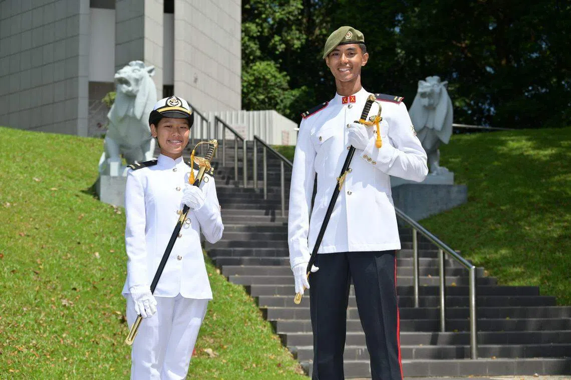 海军卢亮廷少尉（左）和步兵哈里斯少尉是获得荣誉剑的见习军官。荣誉剑颁发给每个军种中表现最杰出的见习军官，这次共有八名得主。（国防部提供）