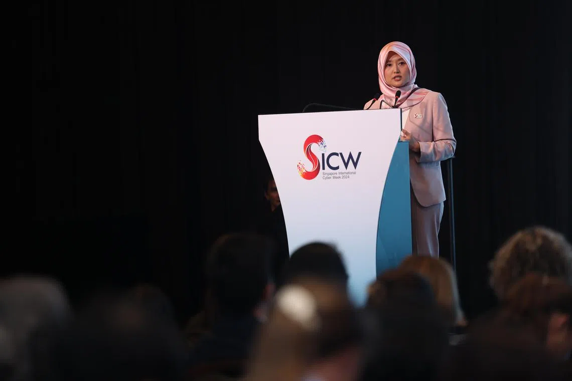 卫生部兼数码发展及新闻部政务部长拉哈尤，在第九届新加坡国际网络周的女性与网络研讨会上发言。（郑一鸣摄）