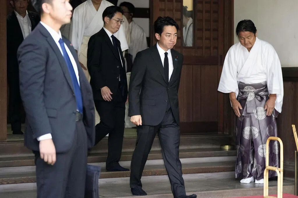 日本国防部长小泉到靖国神社参拜