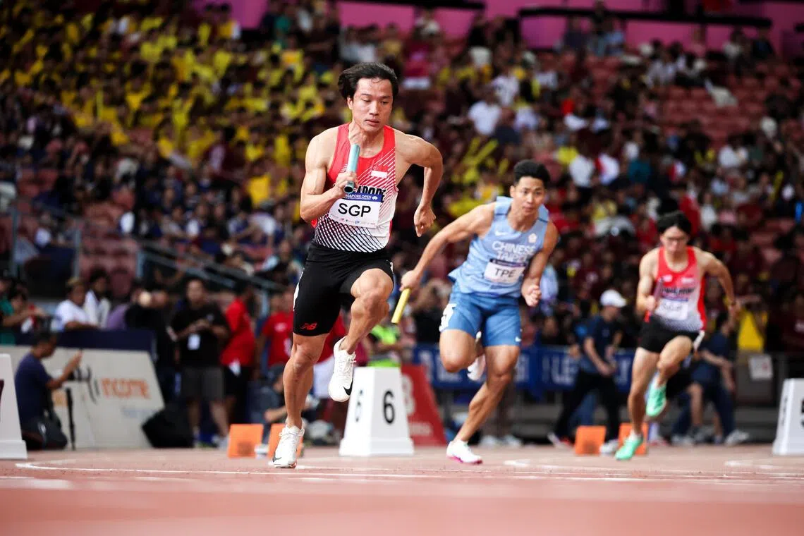 在接力赛中，郭俊杰（左）的第一棒跑得十分顺利，只可惜二三棒交接时失误掉棒，让他所在的新加坡B队提前退赛、无缘奖牌。（关俊威摄）