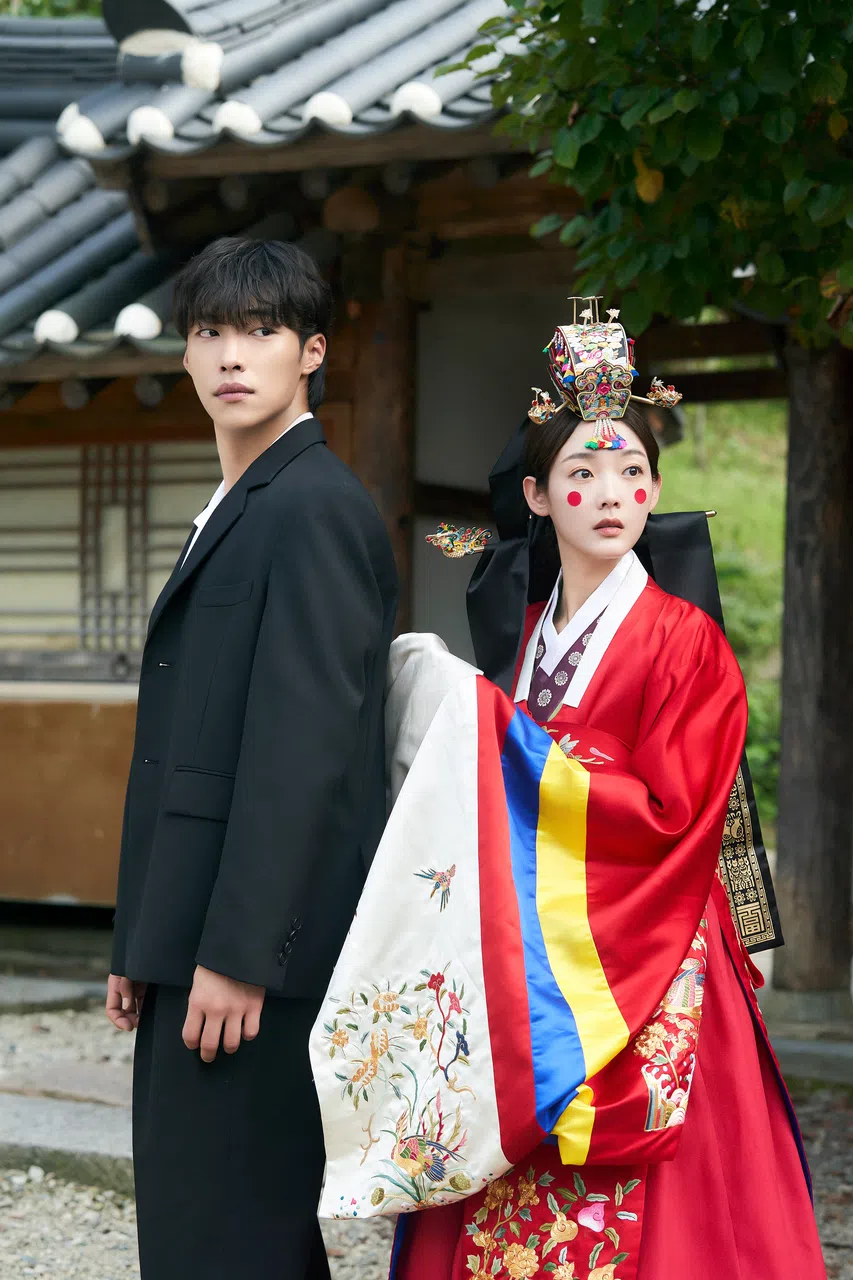 海潮（左，禹棹奂饰）在赵在美（李瑜美饰）的婚礼上抢亲。（Netflix提供）