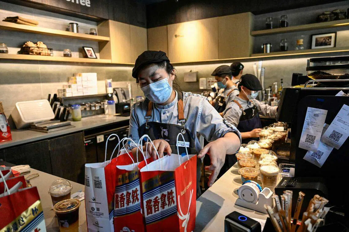这款新拿铁售价人民币38元（约7.20新元）。不过在销售的第一天是打折至人民币19元。（法新社）