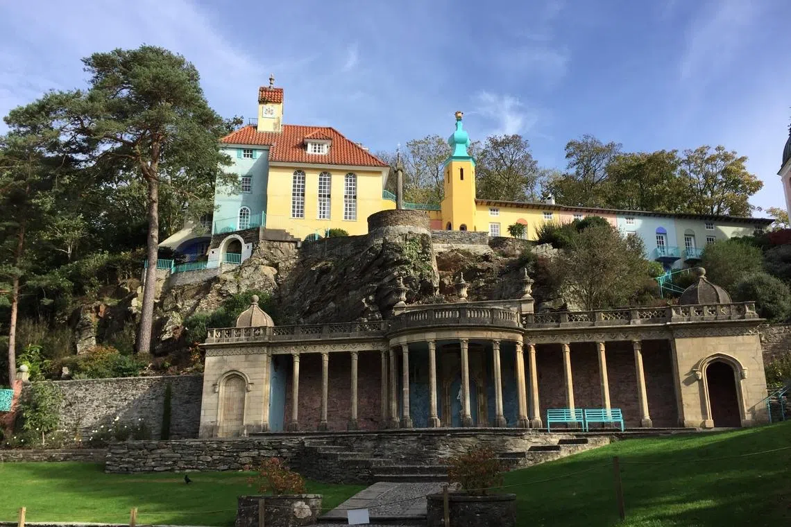 波特梅里恩建筑色彩明快，风格独具。（张敬贤提供）