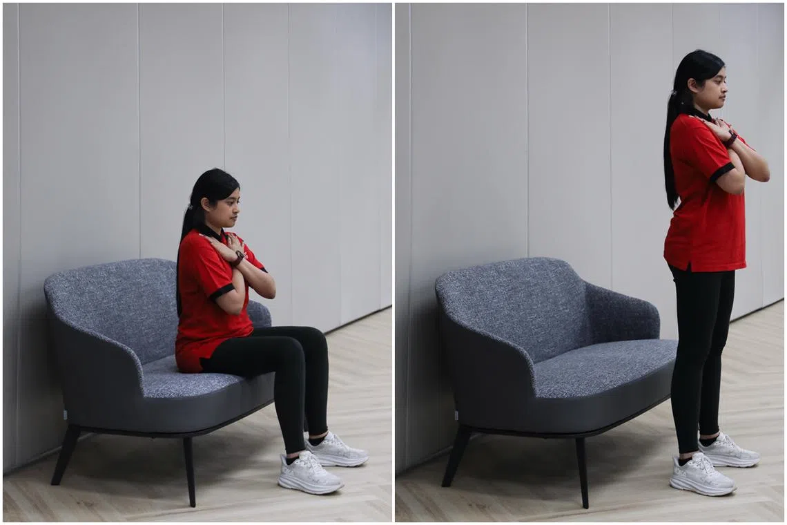脚跟与沙发之间保持一步距离，双手胸前交叉起立。（刘欣怡摄）