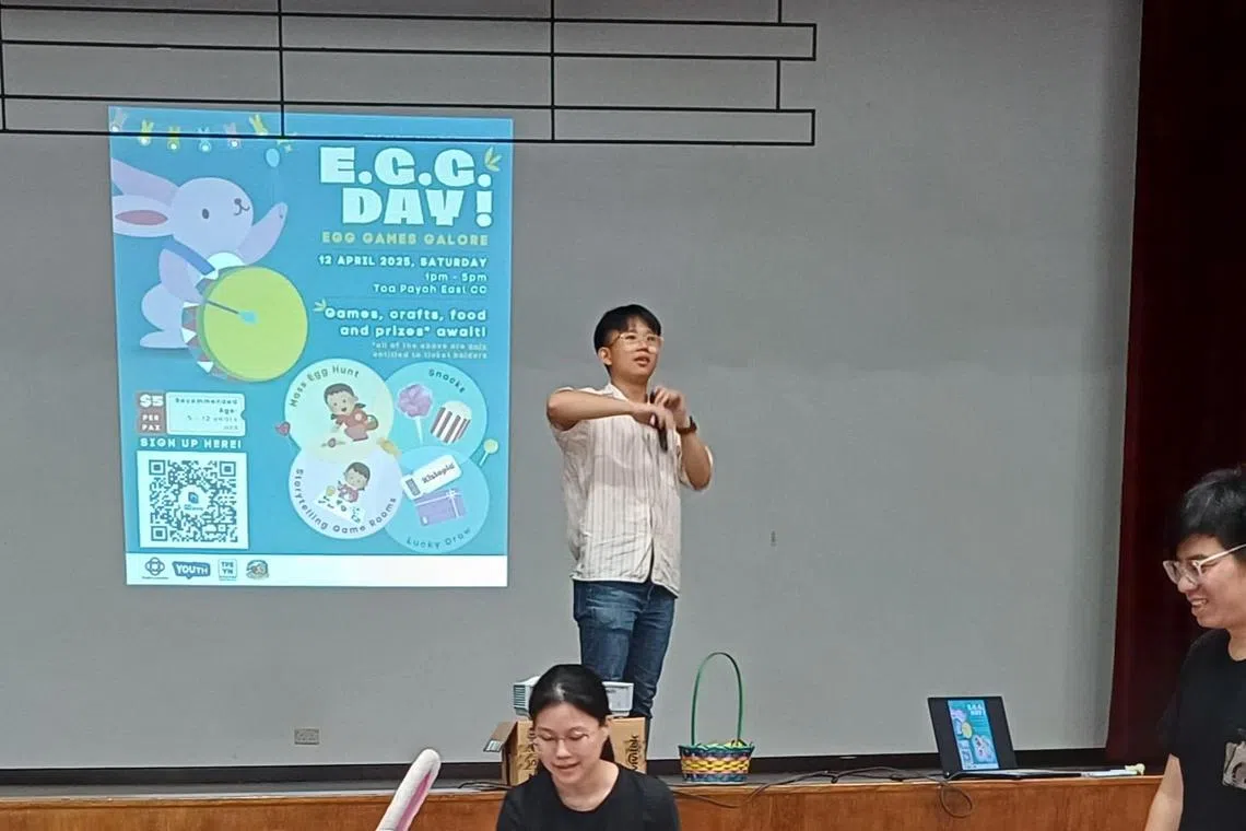 蔡玮恩在4月12日的活动上当主持人。活动以复活节为主题，包括游戏和零食，吸引了约150位居民参加，其中不少是父母带着年幼儿童前来游玩。（受访者提供）