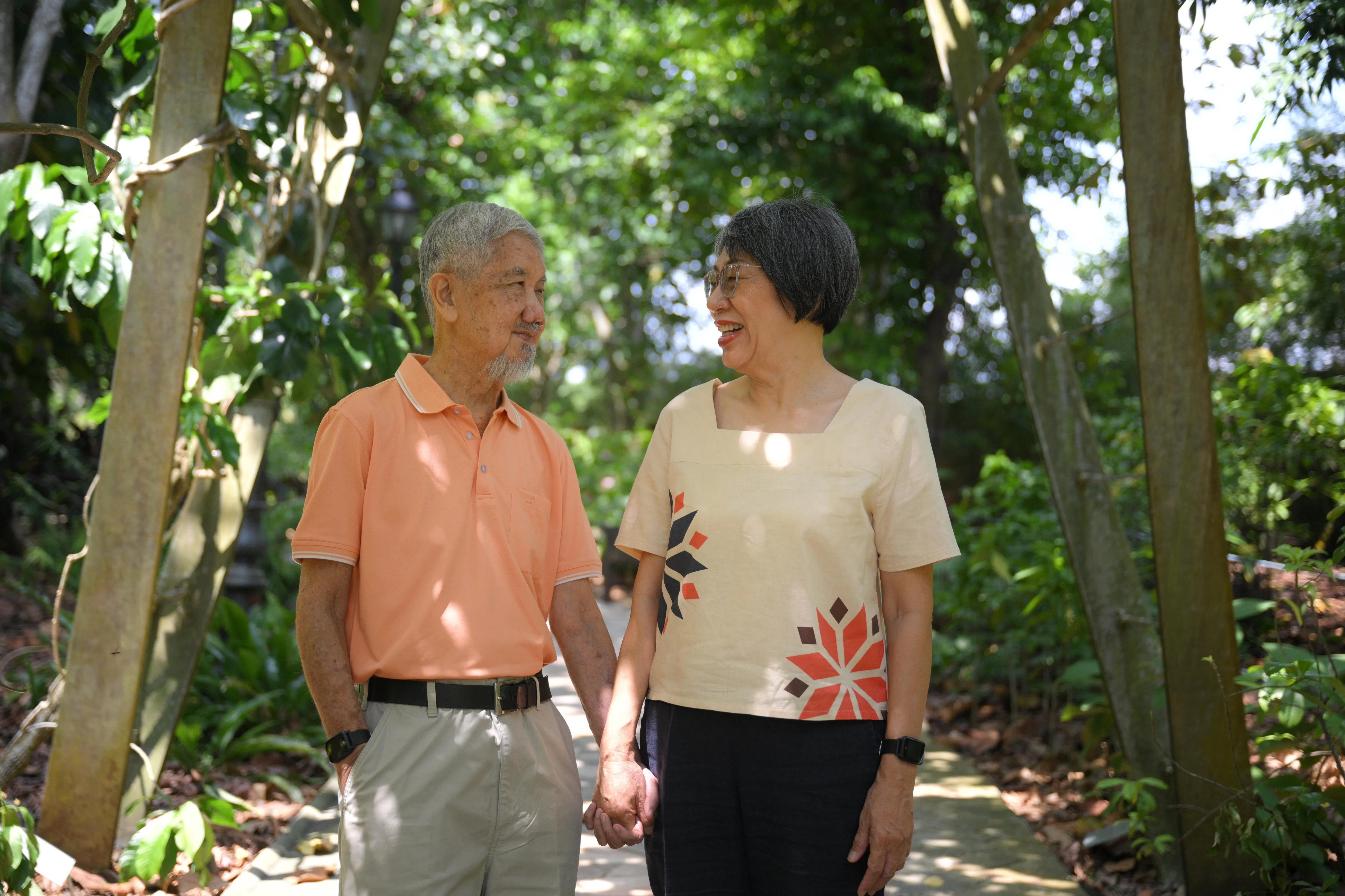 郭绍昌1997年捐肾给丈夫梁世芬，梁世芬说，这份情谊让他很感动，自己身体里从此总会有妻子的一部分，两人更亲近了。（海峡时报）