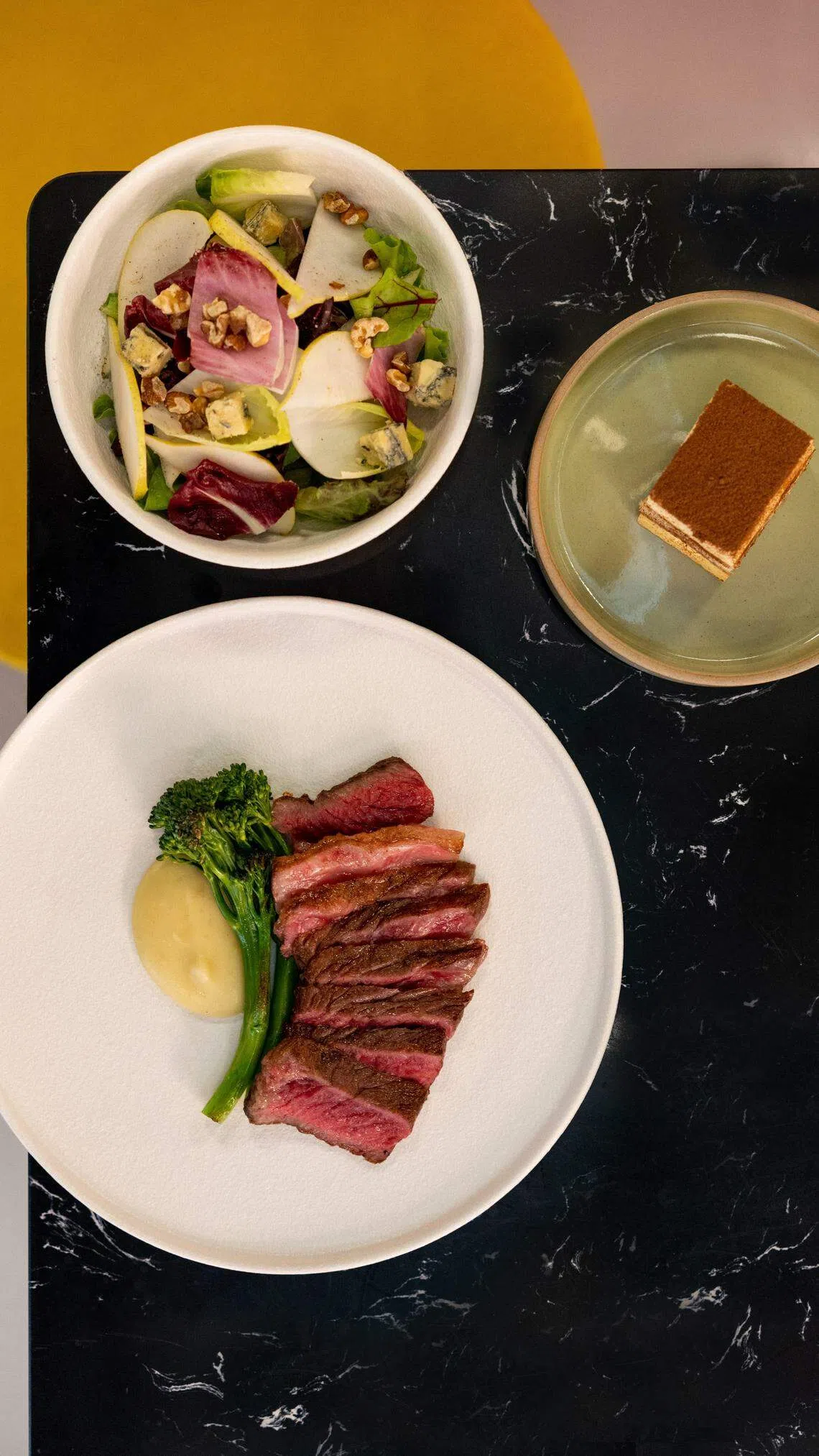 餐馆Vin Geek的午餐套餐，可以选择前菜、主菜和甜点三道菜套餐。（餐馆提供）