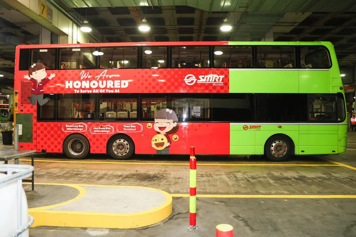 裕廊西巴士配套下的巴士开始陆续换上SMRT标志，其中四辆还印有特殊的红色外衣，写着SMRT很荣幸在文礼和裕群巴士转换站，以及大士巴士总站服务大家。（陈斌勤摄）