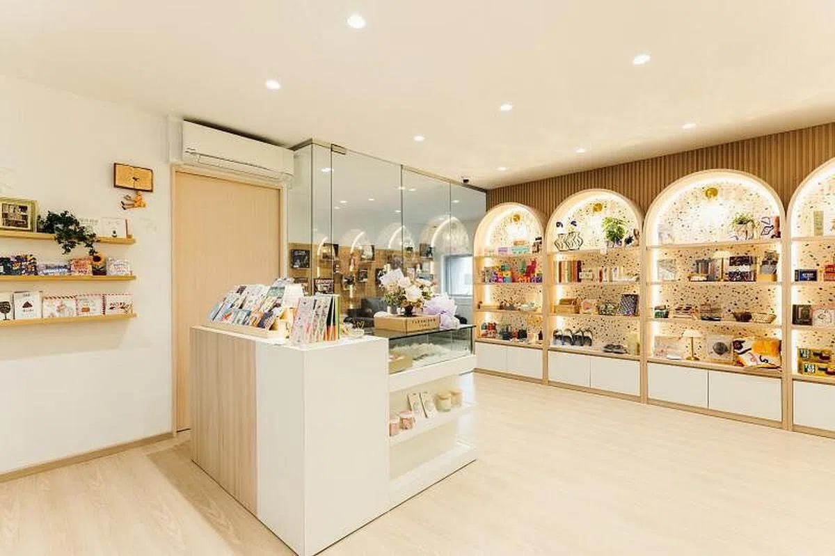 庞大的共享空间，全用玻璃间隔，推开大门，是时尚Lifestyle Store，摆卖趣味小礼品。（图/商家提供）