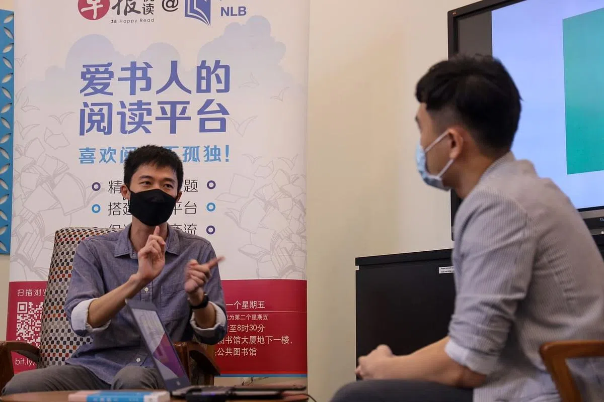 梁海彬（左）鼓励年轻人勇于创作，不要害怕“为赋新词强说愁”，他认为这种“说愁”很难得。讲座由《联合早报》副刊高级记者陈宇昕主持。