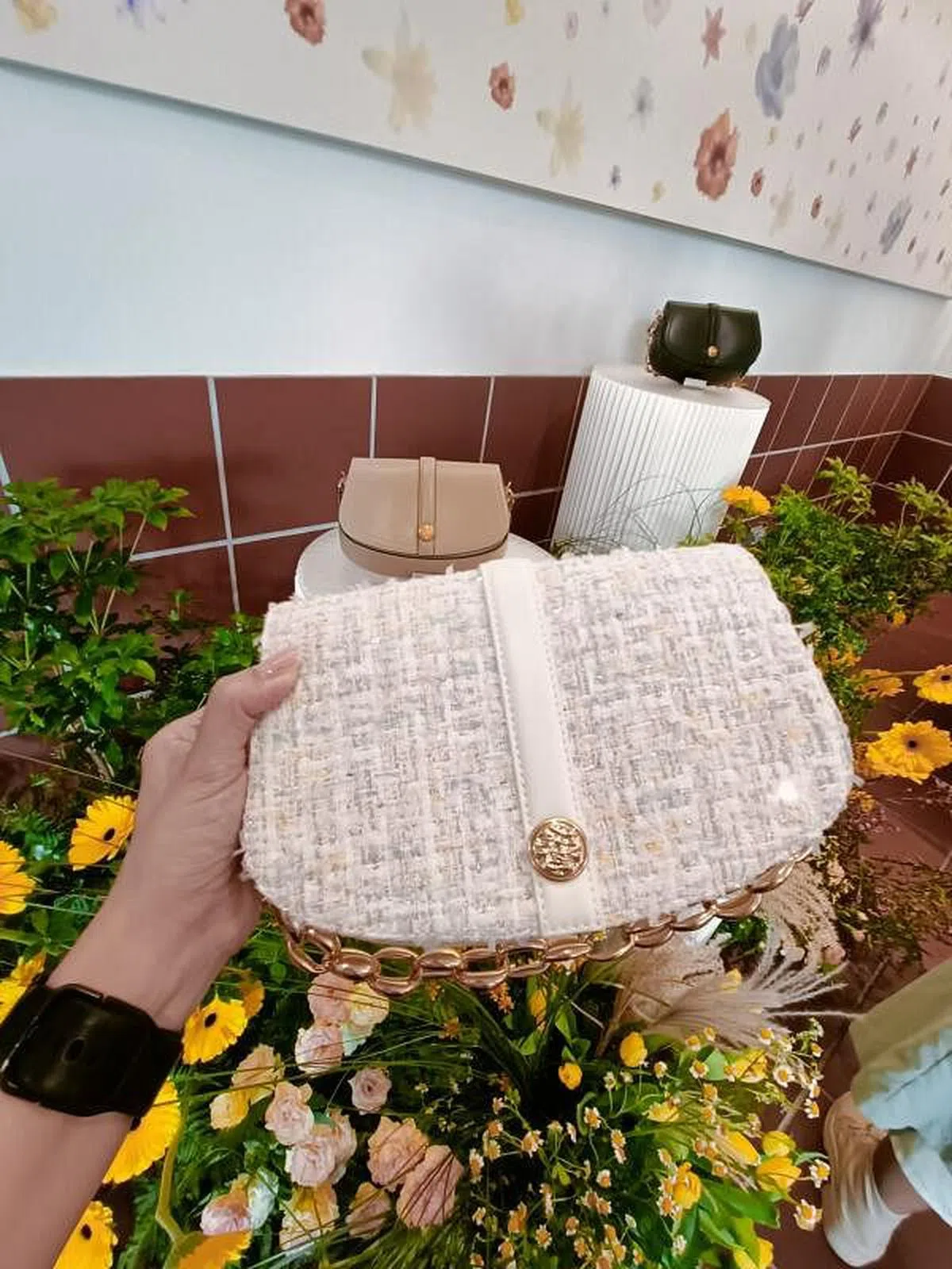 Charles & Keith春夏季的包款换上柔美颜色，搭配金链细节，刚柔并济。（黄亿敏摄）