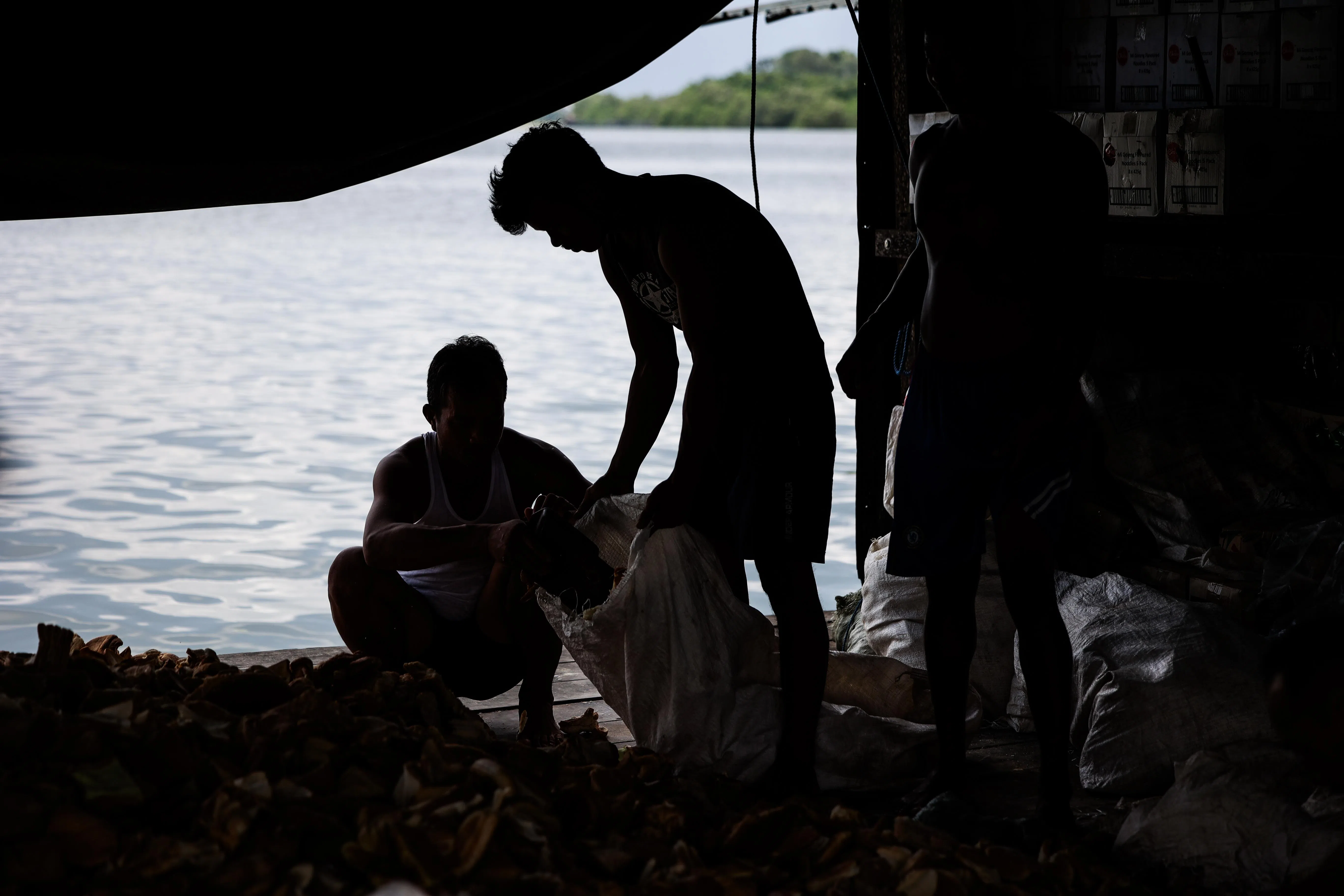 在本地工作约七年的缅甸客工扎尔尼昂（化名，32岁）说，父母和10岁儿子在家乡，而他正符合征兵年龄，所以已有五年没有回国。（关俊威摄）