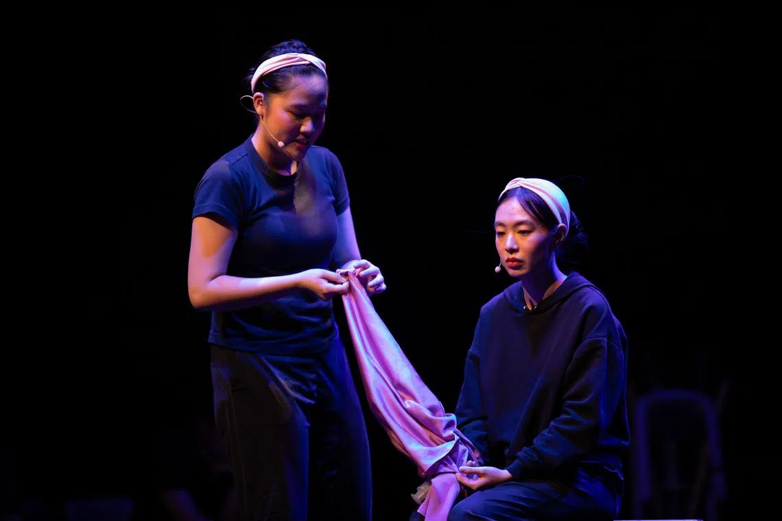 林凯羚（右）认为，艺术让她更认识自己，通过反思意识到生活中什么更重要，努力推进相信的事情，建造更美好的社会，因而使生活更丰富。（受访者提供）