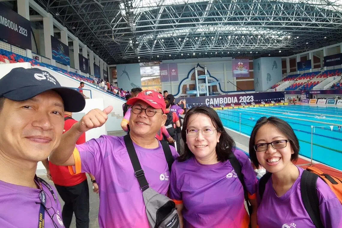 2023年5月，卓国强（左一）随尼拉团队远赴柬埔寨，为新加坡健儿加油。今年的泰国东运会，将是他第四次提供东运会志愿服务。（受访者提供）