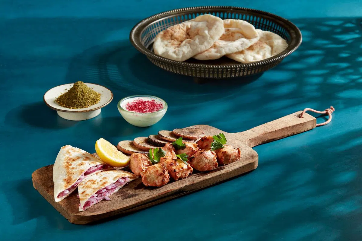 传统中东肉食菜肴“Shish Tawook”鸡肉串软嫩香甜。