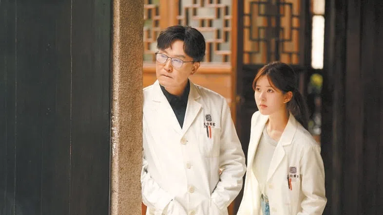 赵露思（右）搭配吴刚的《后浪》播出后一片差评。（互联网）