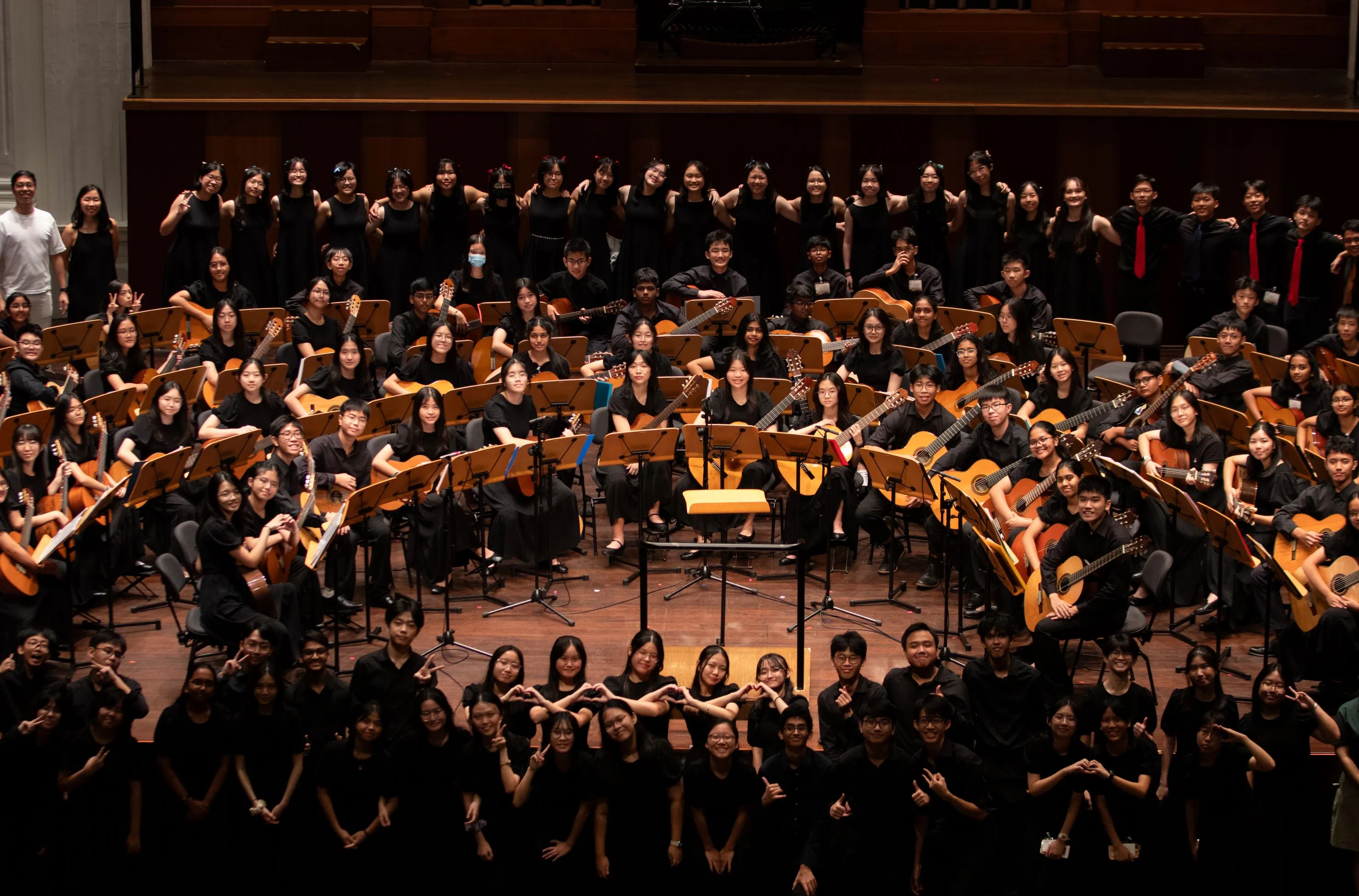 演出成员集体合照，用照片记录美好回忆。（淡初资讯通信学会所提供）