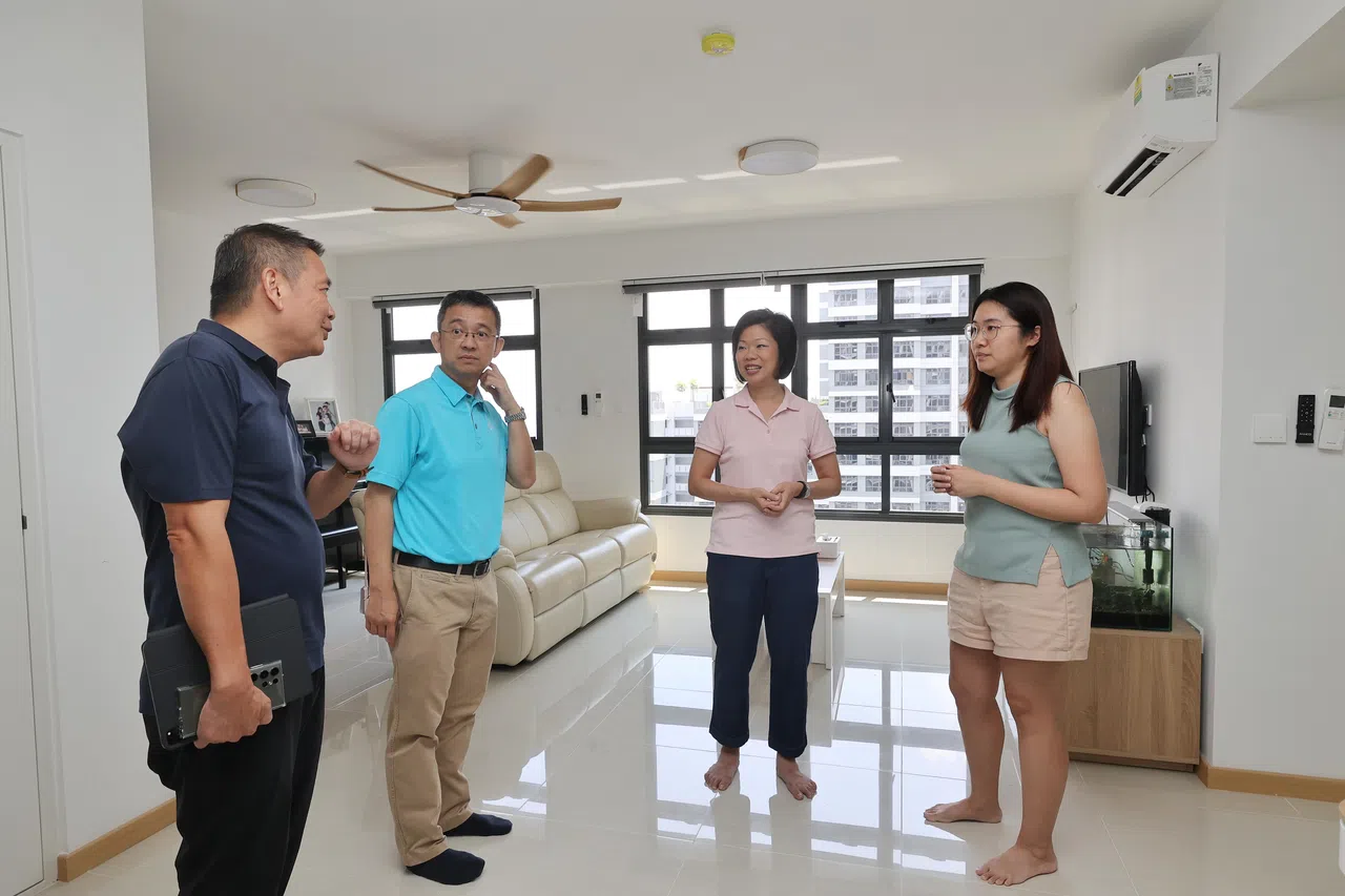 也是荷兰—武吉知马集选区议员的国家发展部兼外交部高级政务部长沈颖（右二），星期六（5月27日）走访Clementi NorthArc组屋，与新屋主郑媲桦（右一）等人交谈。（唐家鸿摄）