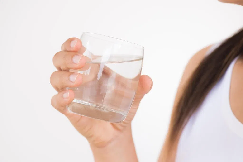 每天须喝八杯水？饮水有度 少不益多伤身