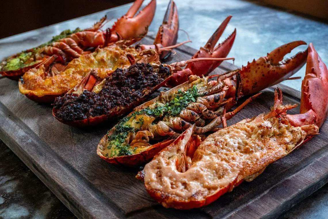 The Singapore Blue Lobster的现烤龙虾，有多种口味供选择。（商家提供）