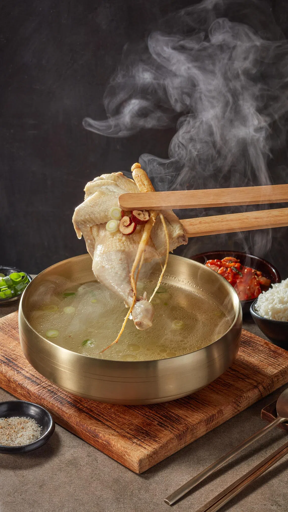 Hansik Dining Collective的人参鸡汤，鸡肉慢煮超过两小时。（餐馆提供）