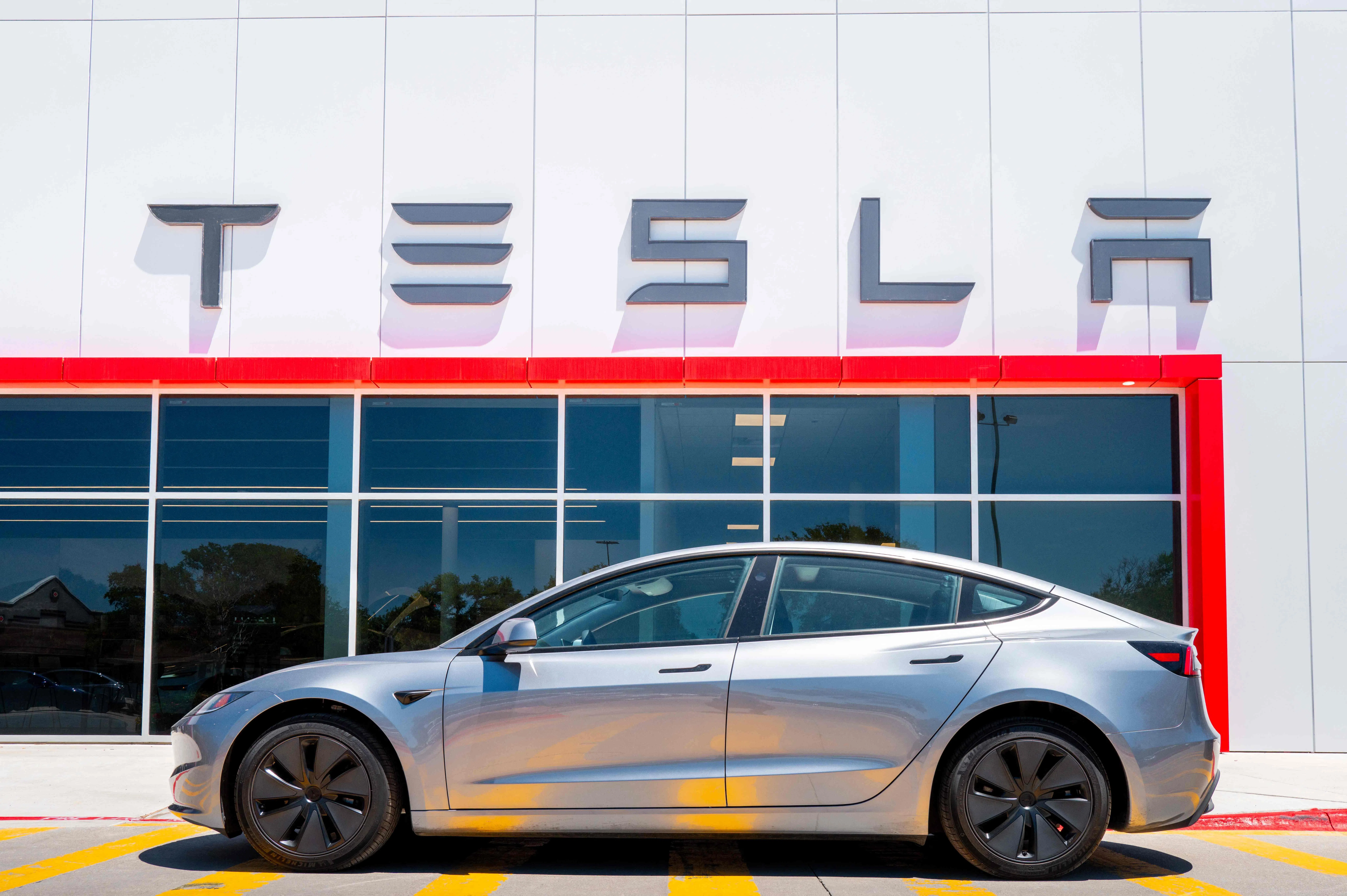 之前华尔街分析师对特斯拉的第三季度交货量的共识是44万3000辆，而特斯拉发布的交货量比这个数字高出5万4000多辆。（法新社）