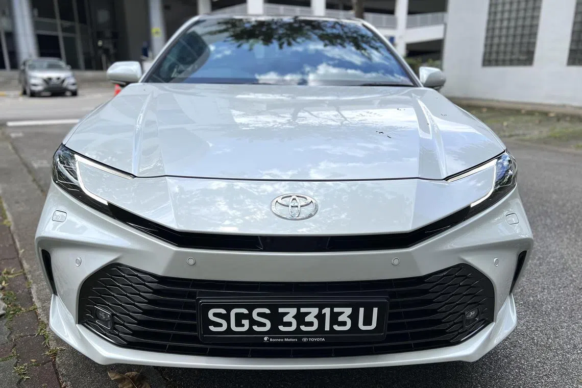 Camry在操控方面保持一贯的稳定性，驾驶盘指向精准，转向力度适中，符合家用轿车设定。（吴庆康摄）