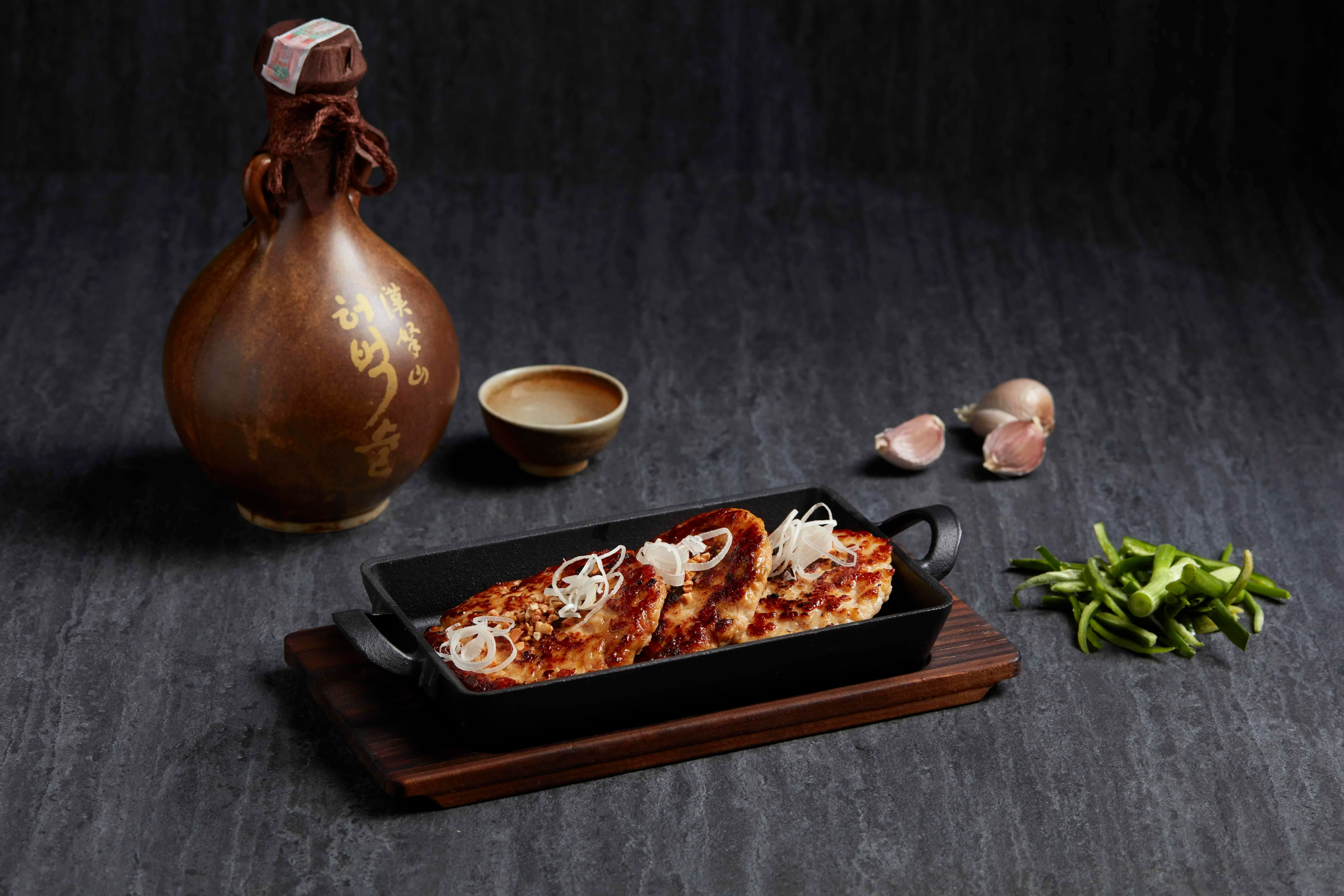 Duck and Chicken Ddukgalbi把鸭肉与鸡胸肉混合制成肉饼，与软糯的韩式年糕一起裹上甜咸酱汁上桌。（餐馆提供）