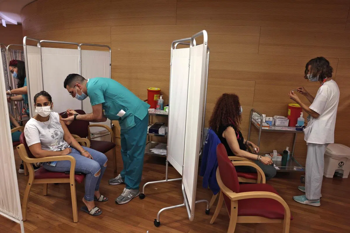 以色列已率先为当地医护人员施打第三剂疫苗。（法新社）