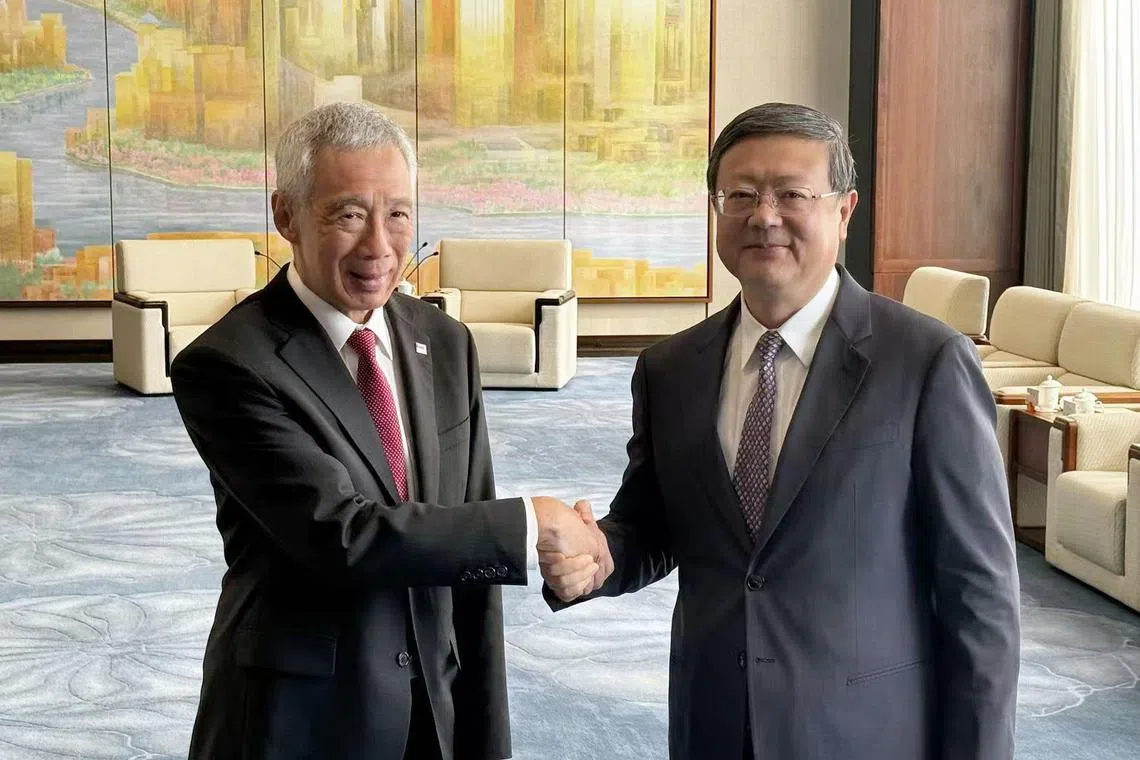 正在中国访问的国务资政李显龙（左）星期四（11月28日）在位于上海北外滩的世界会客厅，与中共上海市委书记陈吉宁会面。（沈泽玮摄）