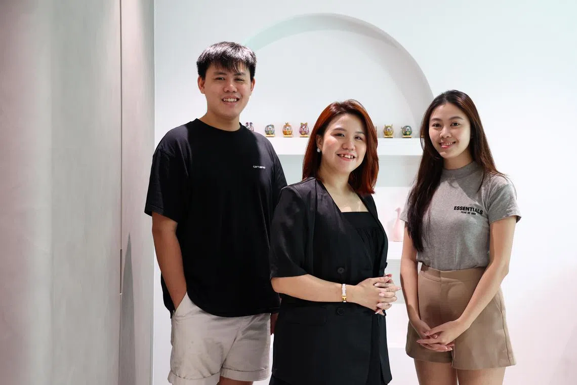 弟弟陈建安（左）和弟妹杨可盈（右）协助陈美君（中）打理香薰业务的拓展。（林明顺摄）