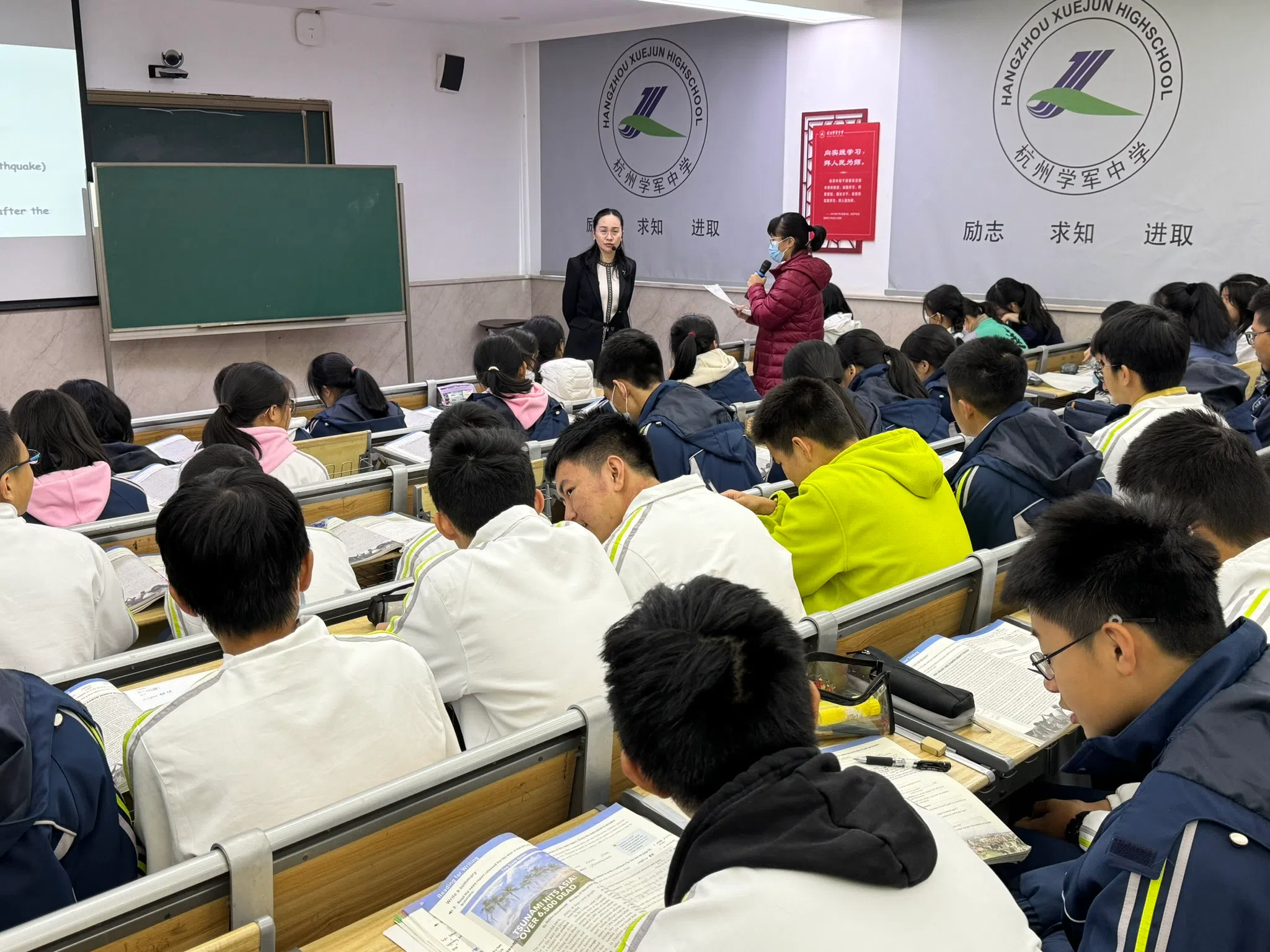 到当地学校参访交流是这一次浸濡团的重点活动之一。语特生在当地学校课堂上回答问题。（教育部提供）