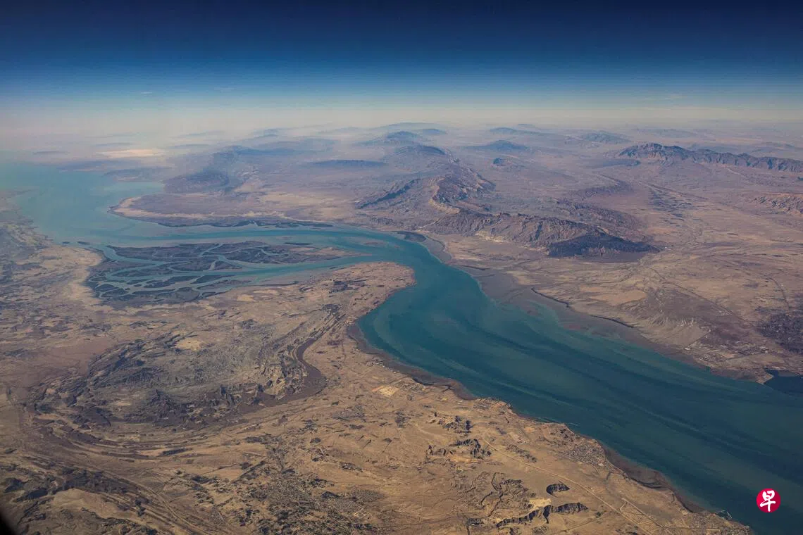 伊朗驻华大使法兹里受访时称，美国只要离开，即可保证霍尔木兹海峡通道安全。图为位于霍尔木兹海峡北侧的伊朗最大岛格什姆岛航拍图。 （路透社档案照）