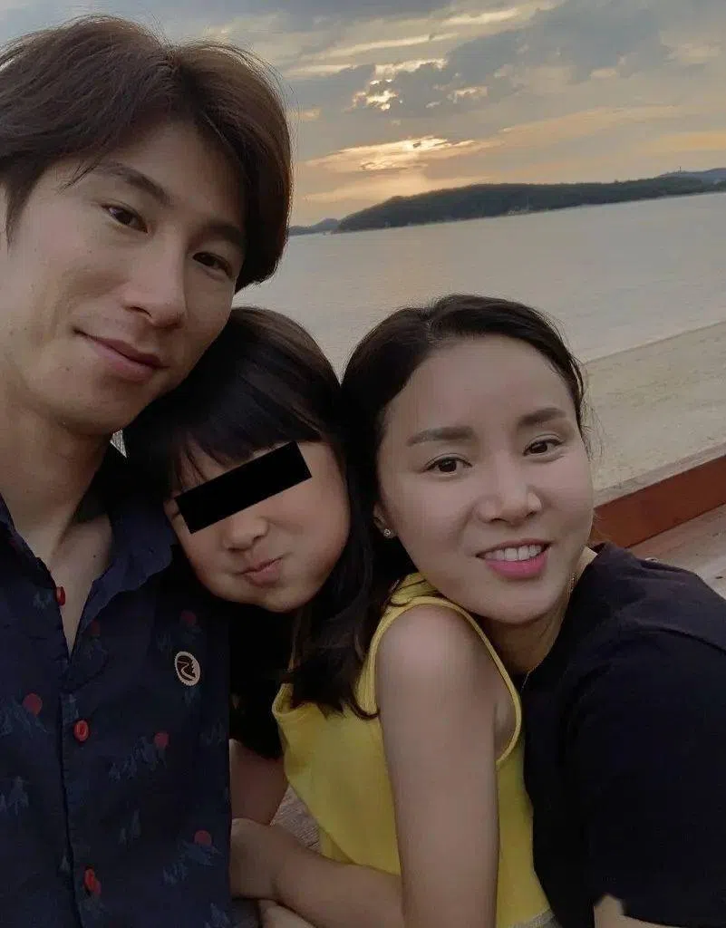 南贤喜（右一）和前夫生有一女。（互联网）
