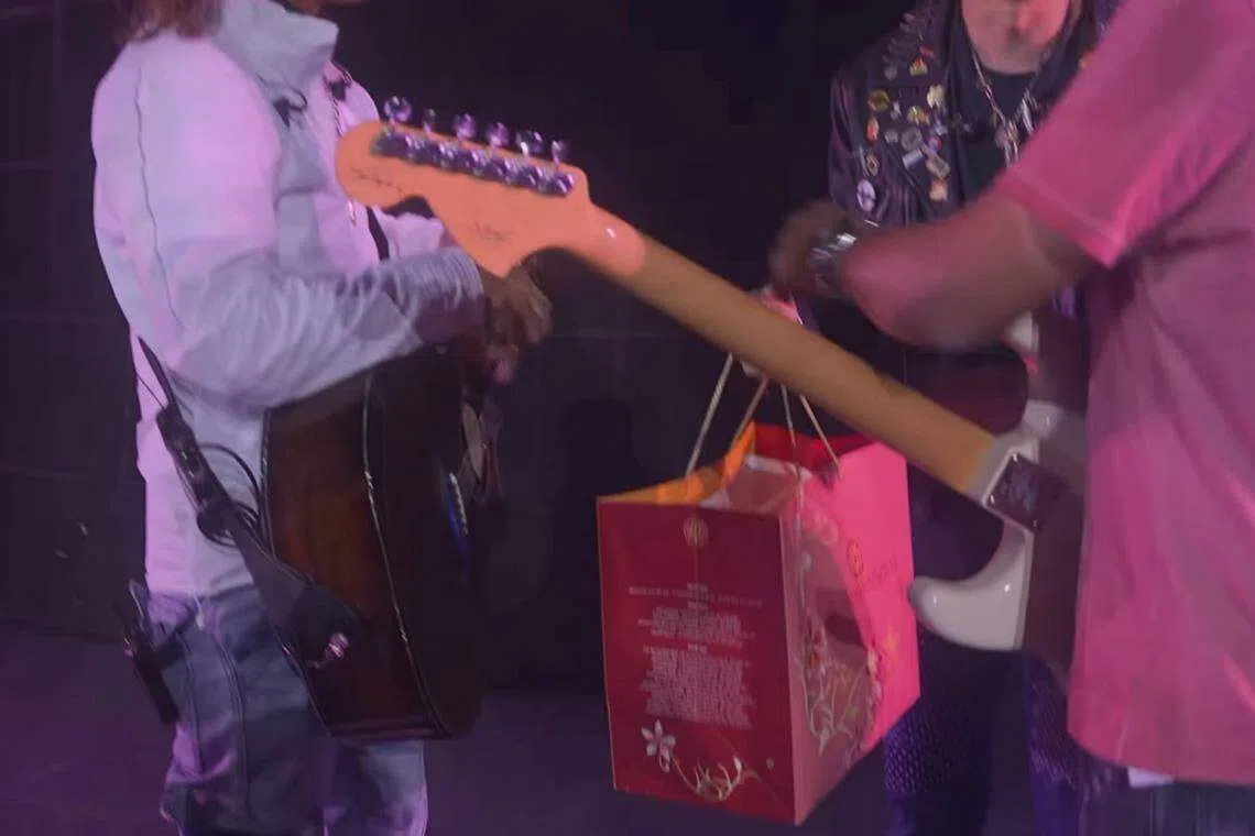 JJ从新加坡带了班兰蛋糕作手信送动力火车。（取自艺人社媒）