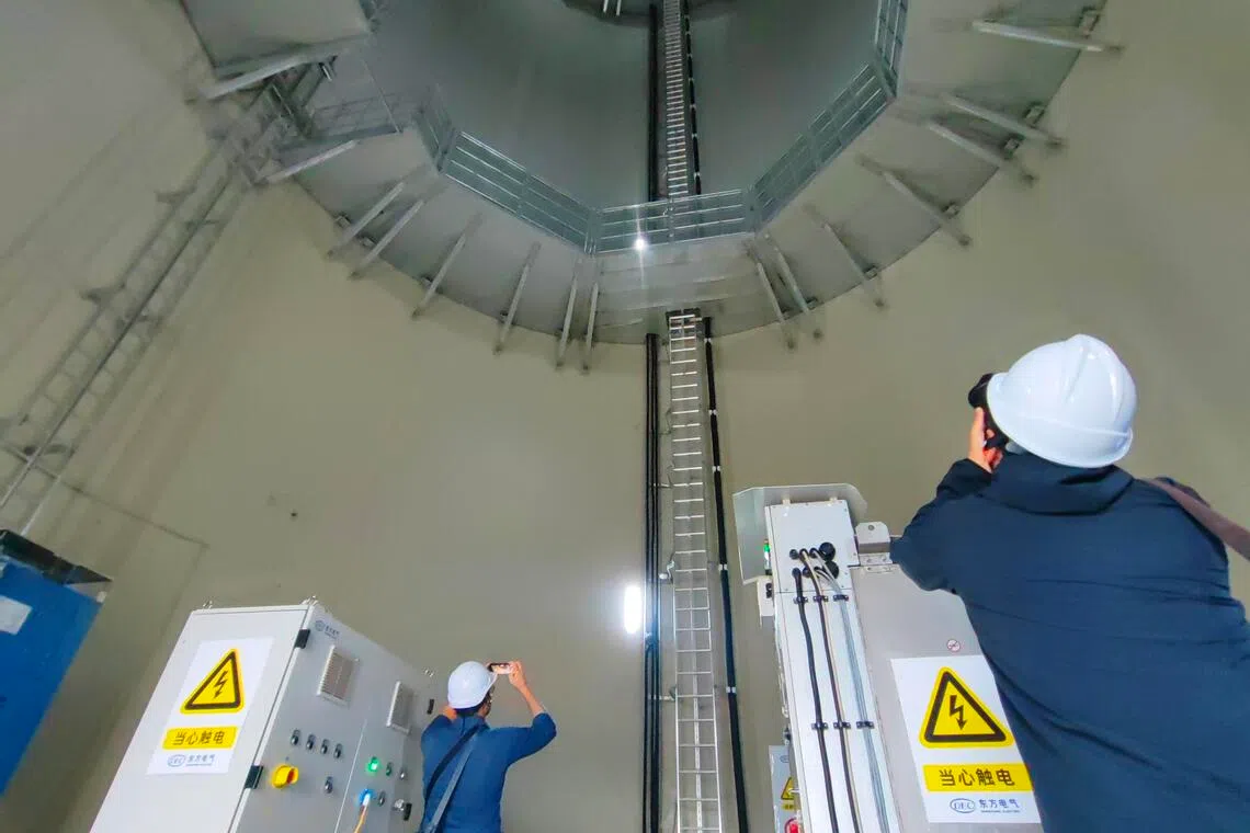 山东东营的26兆瓦级海上风力发电机组的内景。整个机组由3万多个零部件组成，轮毂中心相当于50多层居民楼高。（孟丹丹摄）